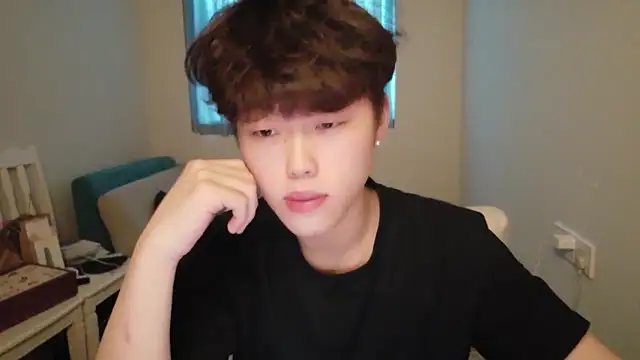 Snapshot of L1kuto chatting on February 11, 2026, 8:52 am L1kuto online show from February 11, 2026, 8:52 am