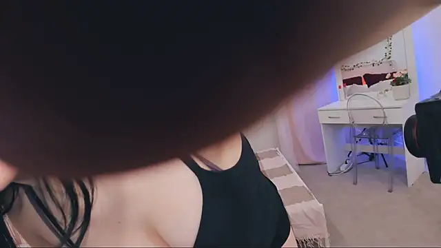 AriaThorn online show from November 8, 2025, 11:10 am