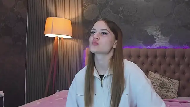 LuisaClover online show from November 17, 2025, 1:06 pm