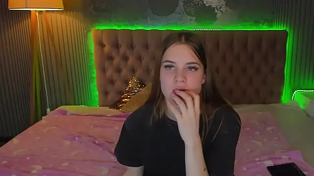 LuisaClover online show from November 18, 2025, 2:43 pm