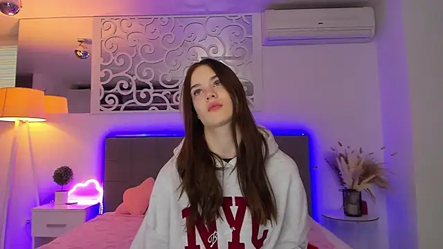 LuisaClover online show from February 7, 2026, 1:15 pm