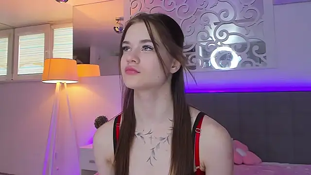 LuisaClover online show from March 4, 2026, 1:28 pm