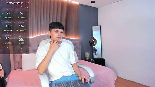 Maxii18  online show from November 7, 2025, 7:36 pm