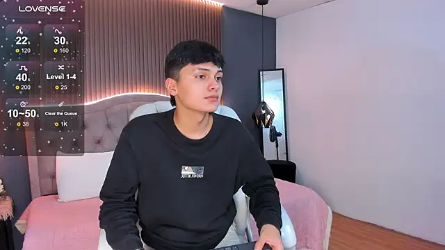 Maxii18  online show from November 8, 2025, 7:23 pm