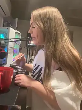 elliepixie online show from December 23, 2025, 2:20 am