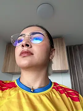 Snapshot of IslaCole chatting on June 17, 2026, 9:49 pm IslaCole online show from June 17, 2026, 9:49 pm