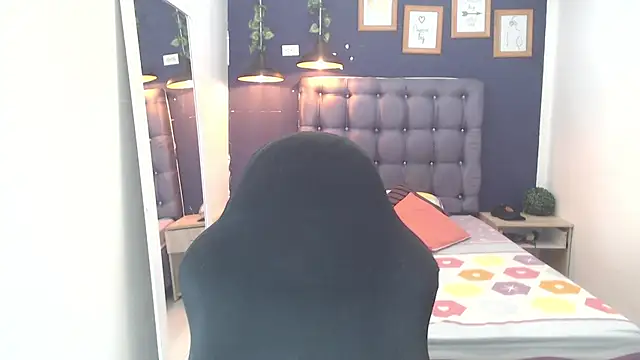 Snapshot of Lunatico_x chatting on October 28, 2025, 8:22 pm Lunatico x online show from October 28, 2025, 8:22 pm