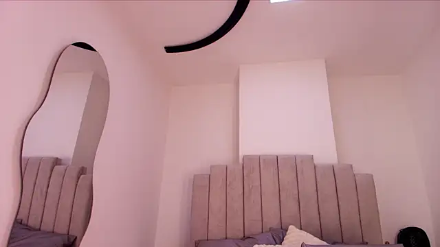 ellisrossi online show from January 13, 2026, 7:08 pm