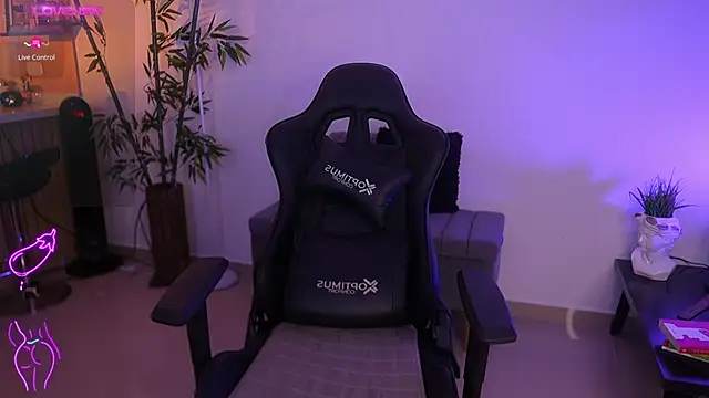 JessicaPratt online show from April 20, 2026, 8:43 pm