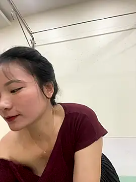 Bee Yellow00 online show from October 30, 2025, 5:20 am