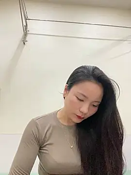 Bee Yellow00 online show from November 11, 2025, 4:23 am