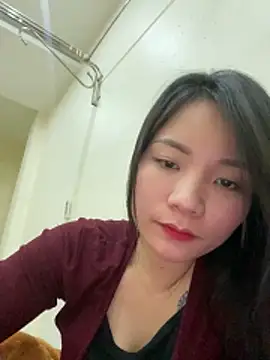 Bee Yellow00 online show from February 2, 2026, 5:17 am