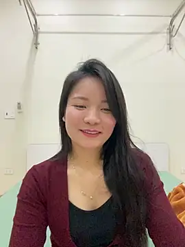 Bee Yellow00 online show from February 25, 2026, 5:06 am