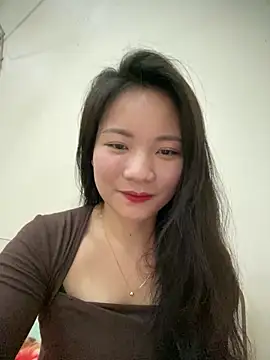 Bee Yellow00 online show from March 16, 2026, 4:40 am