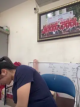 Bee Yellow00 online show from April 2, 2026, 2:09 am