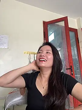 Bee Yellow00 online show from June 5, 2026, 1:45 am