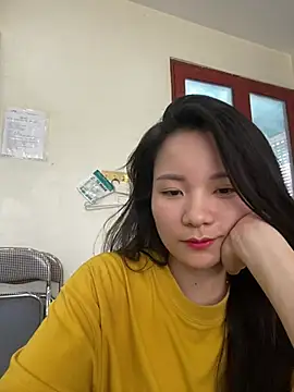 Bee Yellow00 online show from June 13, 2026, 4:32 am