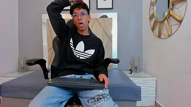 Snapshot of adams_bobby chatting on December 2, 2025, 11:26 am adams bobby online show from December 2, 2025, 11:26 am