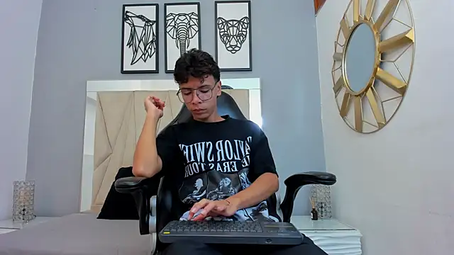 Snapshot of adams_bobby chatting on December 18, 2025, 11:38 am adams bobby online show from December 18, 2025, 11:38 am