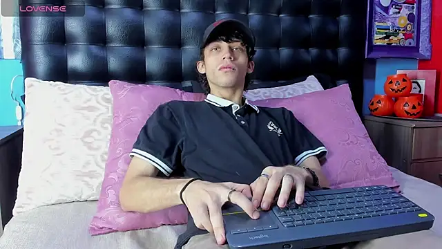 Snapshot of Khalid16_ chatting on October 30, 2025, 1:56 pm Khalid16  online show from October 30, 2025, 1:56 pm