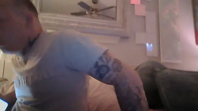 Snapshot of MikeHawke1995 chatting on October 25, 2025, 10:01 am MikeHawke1995 online show from October 25, 2025, 10:01 am