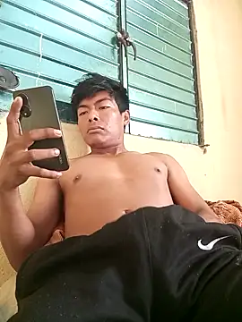 GuzzMiranda18 online show from December 20, 2025, 4:47 pm