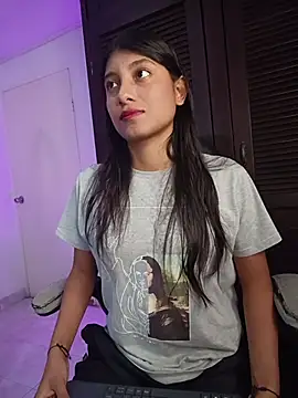 YeseniaRodriguez3 online show from April 12, 2026, 12:32 pm