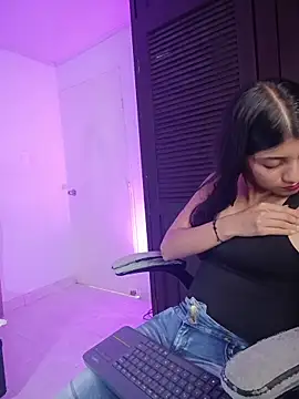 YeseniaRodriguez3 online show from April 15, 2026, 7:58 pm