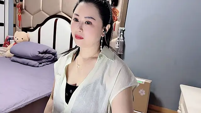 yaoyao22678 online show from April 6, 2026, 2:42 am