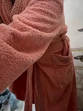 Snapshot of flo_emillia chatting on October 28, 2025, 4:42 pm flo emillia online show from October 28, 2025, 4:42 pm