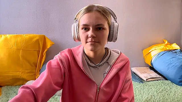 Snapshot of ChristineWest chatting on November 1, 2025, 8:27 am ChristineWest online show from November 1, 2025, 8:27 am