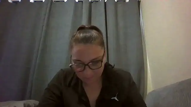 Snapshot of lilMissMarli chatting on April 17, 2026, 8:28 am lilMissMarli online show from April 17, 2026, 8:28 am