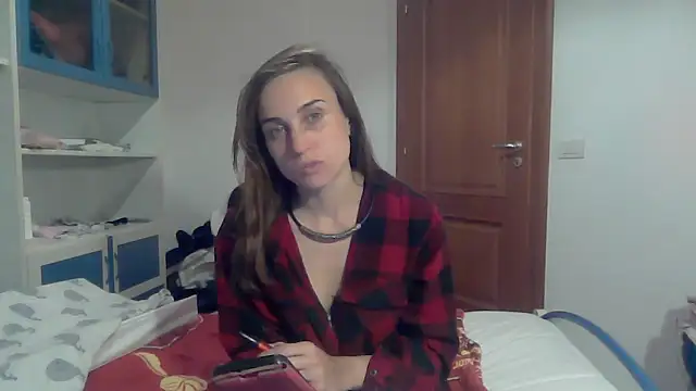 SinnEmily online show from April 18, 2026, 4:33 pm