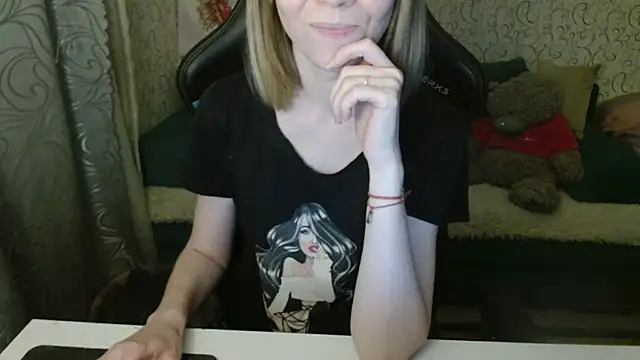 Snapshot of _Alisa_Allison_ chatting on October 31, 2025, 2:40 pm  Alisa Allison  online show from October 31, 2025, 2:40 pm