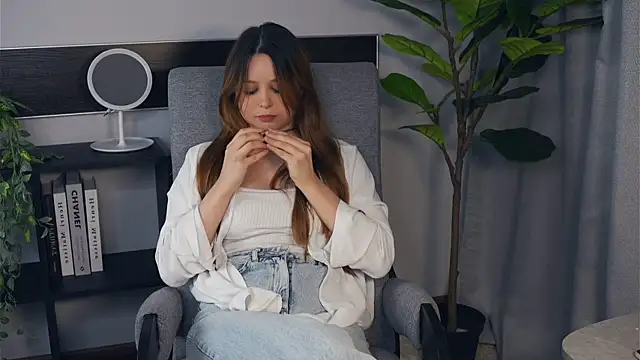 RacquelSookoo online show from October 28, 2025, 9:13 am