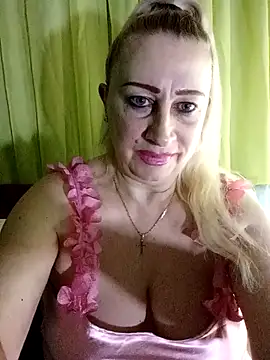 Snapshot of Esenia505 chatting on March 13, 2026, 4:46 pm Esenia505 online show from March 13, 2026, 4:46 pm