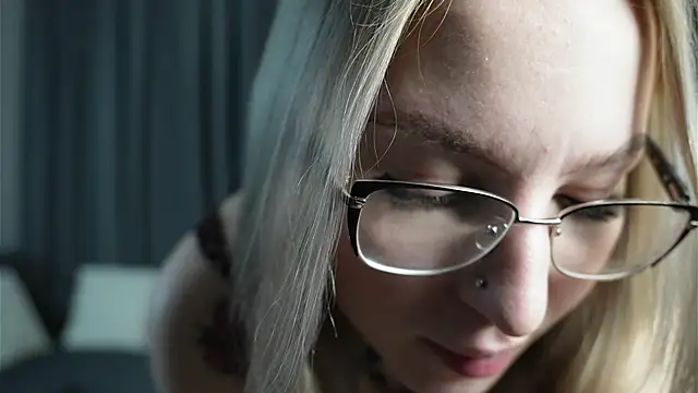 Snapshot of LorisCaldon chatting on November 15, 2025, 9:28 am LorisCaldon online show from November 15, 2025, 9:28 am