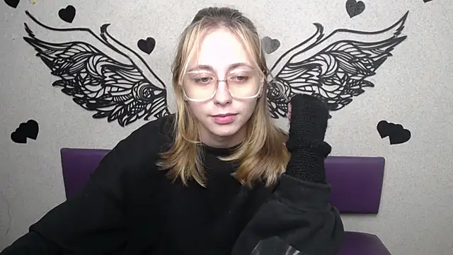 TracyLll online show from December 1, 2025, 11:48 am