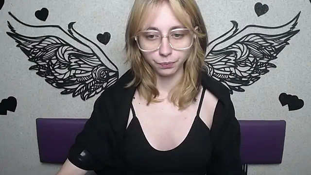 TracyLll online show from December 2, 2025, 12:10 pm