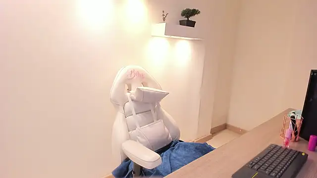 Julietta01 online show from December 14, 2025, 3:28 pm