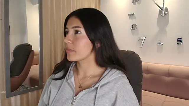 KamyGlam online show from April 9, 2026, 8:03 pm