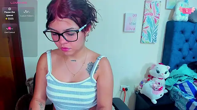 Snapshot of Emma_boo chatting on October 31, 2025, 3:24 pm Emma boo online show from October 31, 2025, 3:24 pm