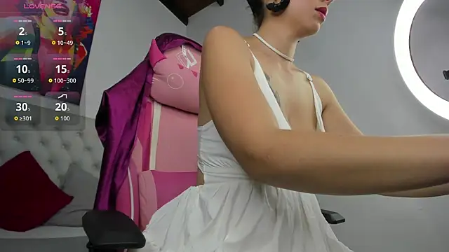 natasha segura online show from November 13, 2025, 2:43 am