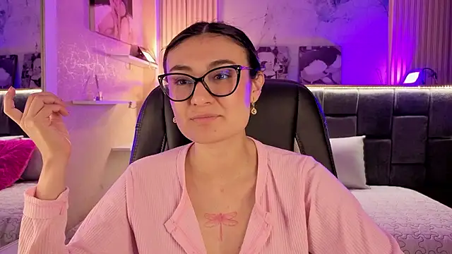 Im-Lola online show from March 18, 2026, 8:34 pm