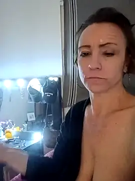 Snapshot of Karebearz1 chatting on October 30, 2025, 12:17 pm Karebearz1 online show from October 30, 2025, 12:17 pm