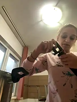 Snapshot of Celinepetit chatting on October 29, 2025, 3:14 pm Celinepetit online show from October 29, 2025, 3:14 pm