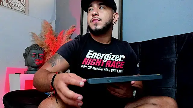 Snapshot of MarcusConnor chatting on November 12, 2025, 1:55 pm MarcusConnor online show from November 12, 2025, 1:55 pm