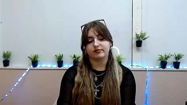 Snapshot of Dance__Queen chatting on November 3, 2025, 11:55 am Dance  Queen online show from November 3, 2025, 11:55 am