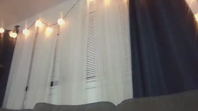 prettylildes online show from November 1, 2025, 2:46 am