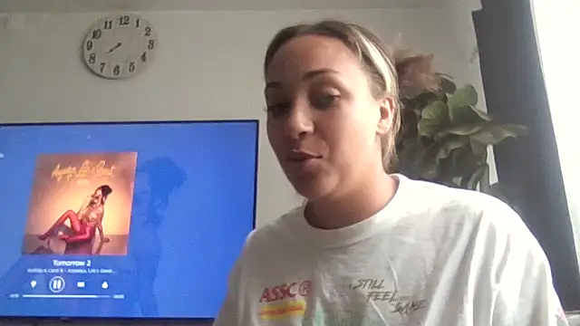 prettylildes online show from November 1, 2025, 7:05 pm